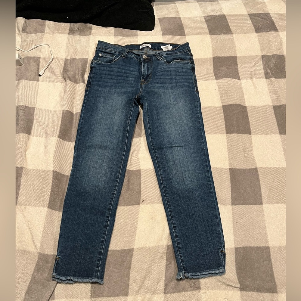 Kenzie Jeans Blue Skinny Jeans that are frayed at the end.
